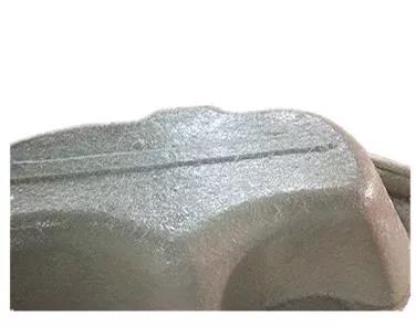 用樹脂和玻璃纖維復合在浴缸胚料的底部，使成型產(chǎn)品有足夠的強度