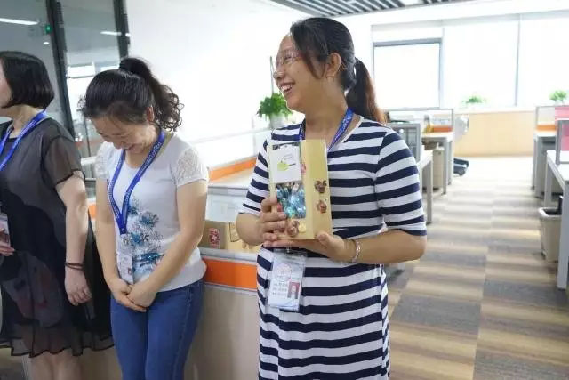 女神媽媽收到禮物后喜悅之情溢于言表，是不是很迷人呢？