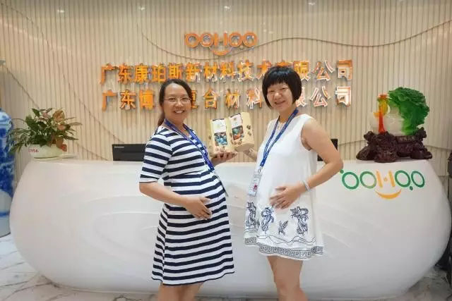 博皓家庭里銷售精英賴姐（左）和客服部黃經理（右），兩位既是精明干練的職場女精英，同時也是熱心關愛博皓家人的優雅媽媽